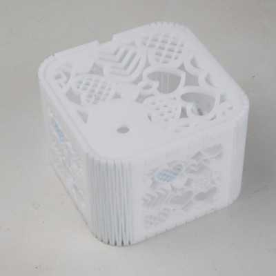 Cutiuta/caseta din plexic alb filigranata inimioare cu capac 10x10x7cm